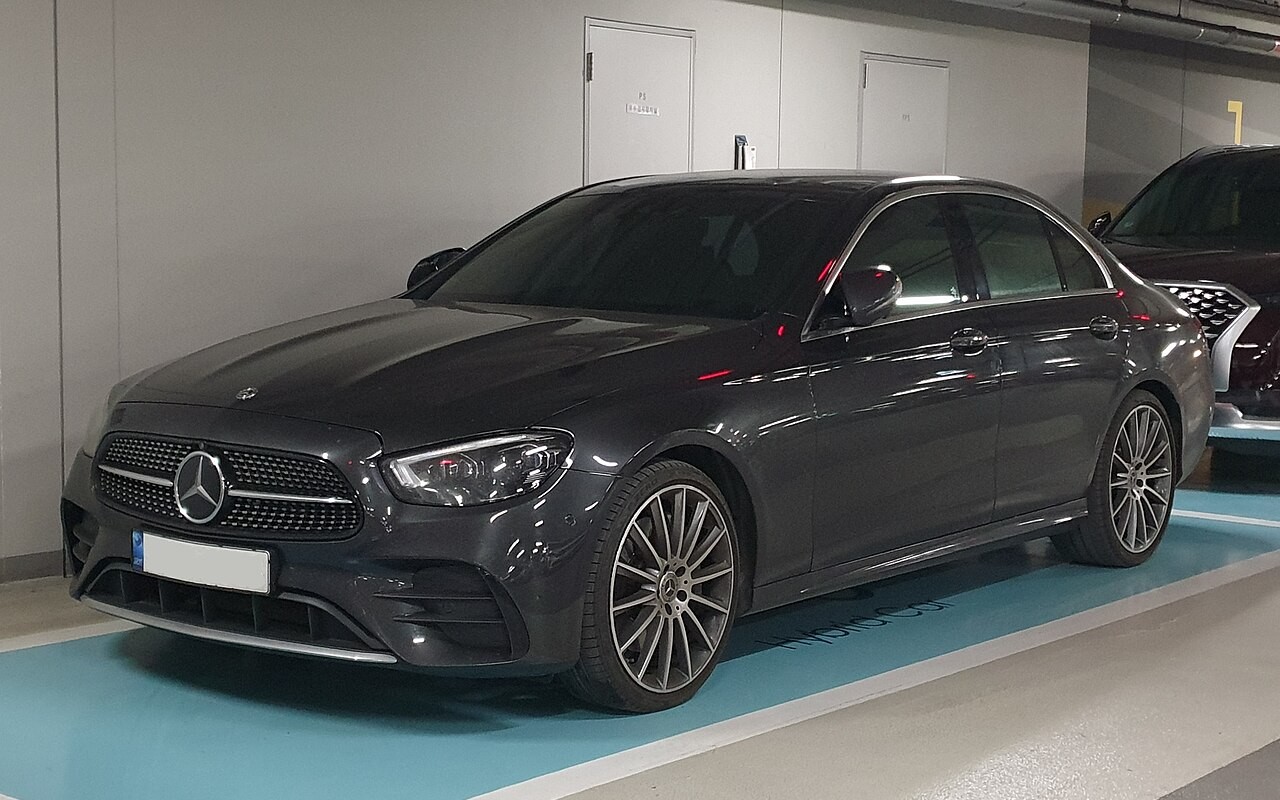 Mercedes-Benz E-Class E220d AMG Line, image 1