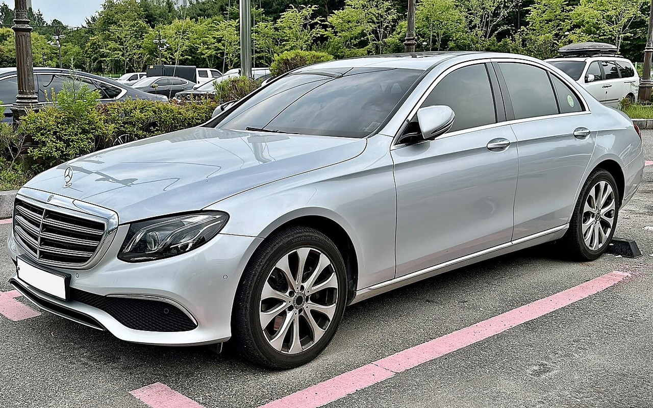 Mercedes-Benz E-Class E220d SE, image 1