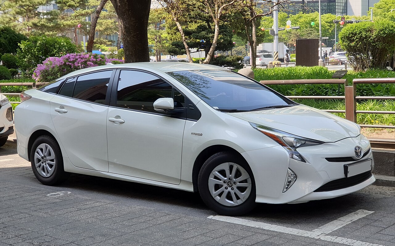 Toyota Prius PHEV, image 1